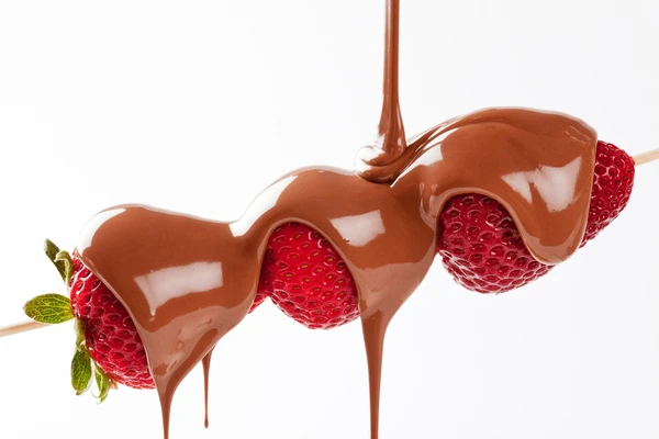 Pinchos de fresas con chocolate Pinchos de fresas con chocolate